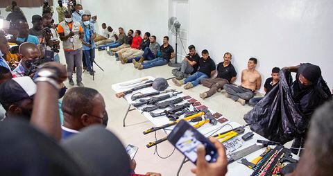  Las imágenes que se han conocido de las capturas demuestran que varios de los detenidos colombianos estaban en sus viviendas, en ropa de casa, sin que se les notara ningún afán por huir. Los presentaron esposados, algunos golpeados y tirados en el piso, ante los medios.