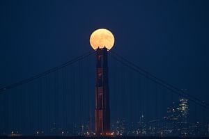 La superluna conocida como 'Luna Azul' se eleva sobre el puente Golden Gate en San Francisco, California, Estados Unidos, el 30 de agosto de 2023. (Foto de Tayfun Coskun/Agencia Anadolu vía Getty Images)