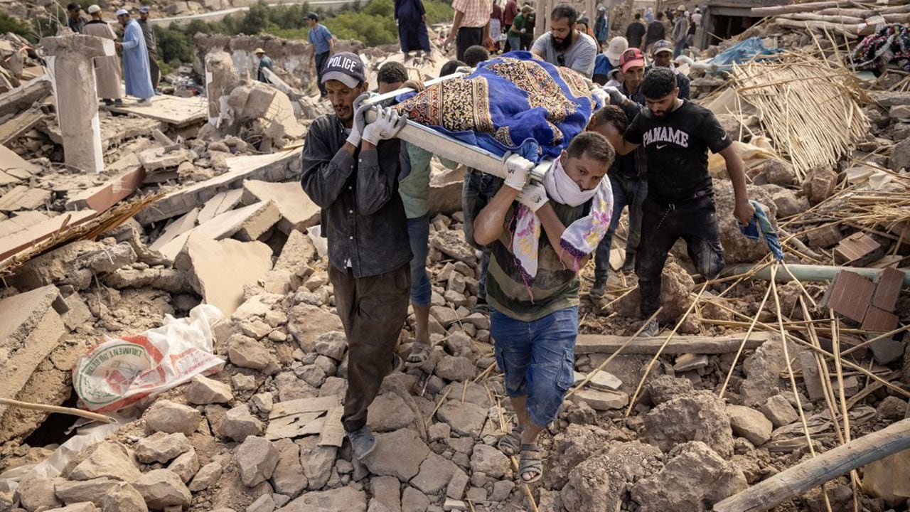 Rescatistas trabajan en zonas destruidas tras el sismo de 6.8 de magnitud que ha matado a más de 2,100 personas.