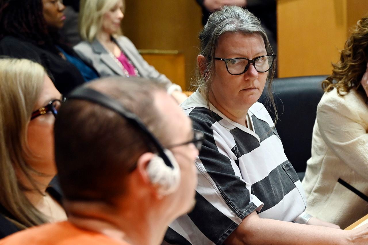Jennifer Crumbley mira fijamente a su esposo James Crumbley durante la sentencia en el Tribunal de Circuito del Condado de Oakland, el martes 9 de abril de 2024, en Pontiac, Michigan.
