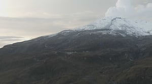 Volcán Nevado del Ruiz se deja ver por completo este 26 de abril.