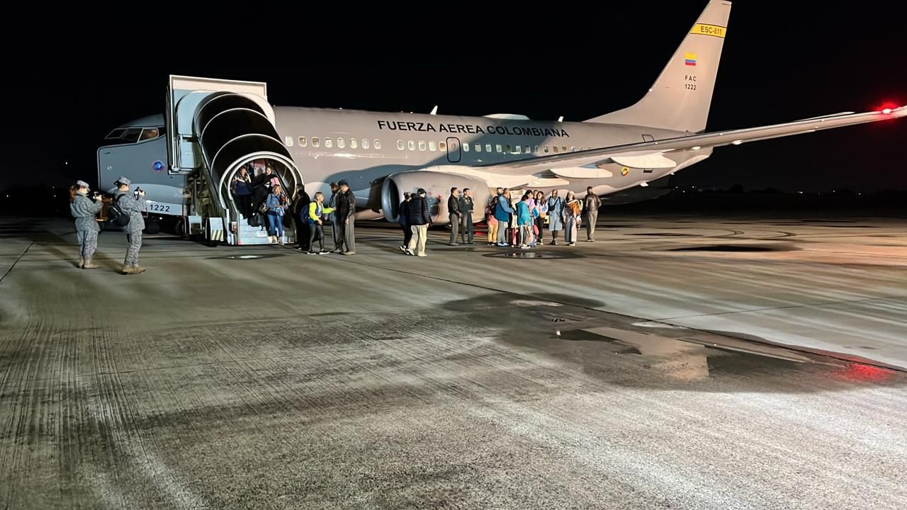 Comienzan a bajar del avión los colombianos repatriados de Israel.