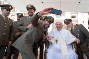 El Papa Francisco posa para una selfie, durante la audiencia general semanal en el Vaticano, el 15 de junio de 2022. Foto Vatican Media/Folleto a través de REUTERS 