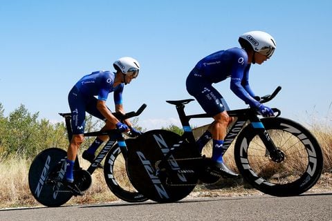 POZA DE LA SAL, SPAIN - AUGUST 16: (L-R) Carlos Verona Quintanilla of Spain, Einer Augusto Rubio Reyes of Colombia and Movistar Team sprint during the 45th Vuelta a Burgos 2023, Stage 2 a 13.1km team time trial from Oña to Poza de la Sal on August 16, 2023 in Poza de la Sal , Spain. (Photo by Gonzalo Arroyo Moreno/Getty Images)