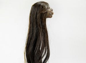 En la foto vemos la cabeza con pelo de un prisionero, reducida por los indígenas shuar de Ecuador. En algunas culturas, se fabricaban objetos con el cabello de los muertos, ya que se pensaba que estos objetos tendrían poderes mágicos. Foto: BBC Mundo