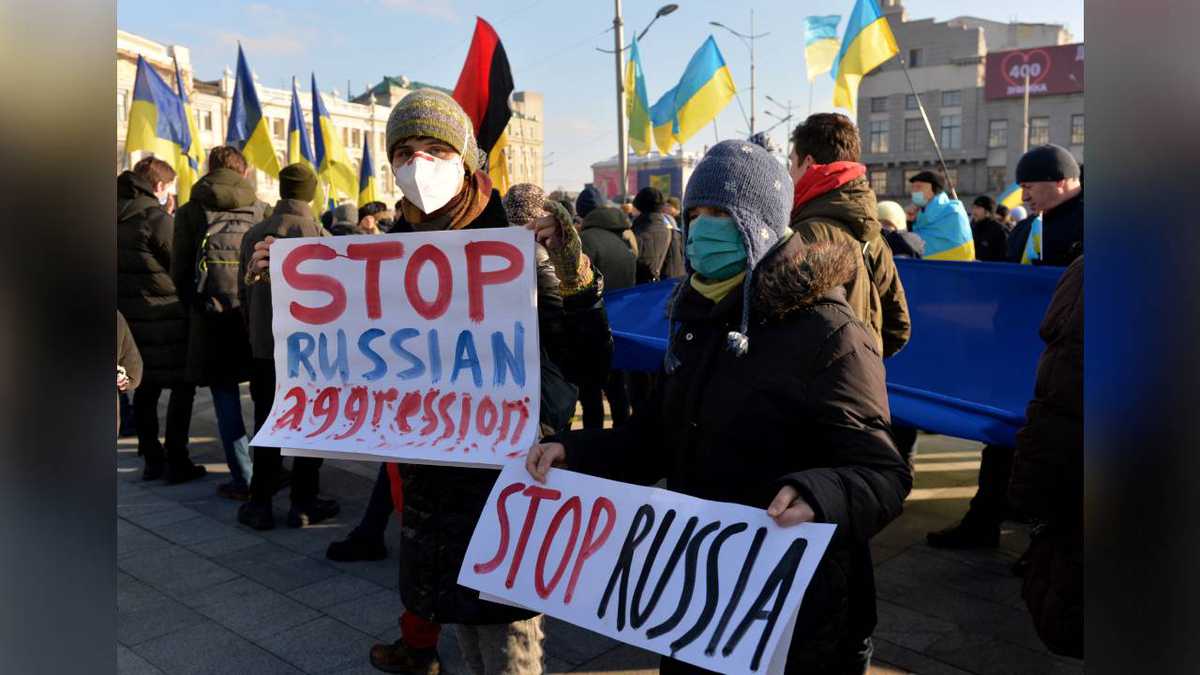 Cientos de personas manifestaron cerca de la frontera con Rusia. Foto: Sergey Bobok / AFP.