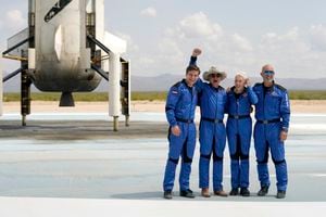 En esta foto proporcionada por Blue Origin, el cohete New Shepard de Blue Origin despega desde una plataforma de lanzamiento de un puerto espacial cerca de Van Horn, Texas, el martes 20 de julio de 2021. El cohete transporta pasajeros Jeff Bezos, fundador de Amazon y la compañía de turismo espacial Blue Origin, su hermano Mark Bezos, Oliver Daemen y Wally Funk. (Origen azul a través de AP)