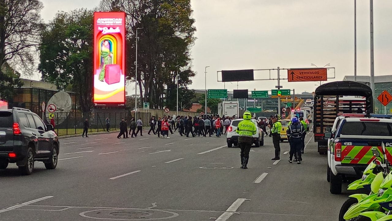 Por segundo día consecutivo, cerca de 200 miembros del gremio de taxistas adelantan un bloqueo en la calle 26 con carrera 116, en inmediaciones del aeropuerto El Dorado de Bogotá,