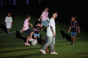Lionel Messi junto a sus hijos en su presentación con el Inter de Miami.