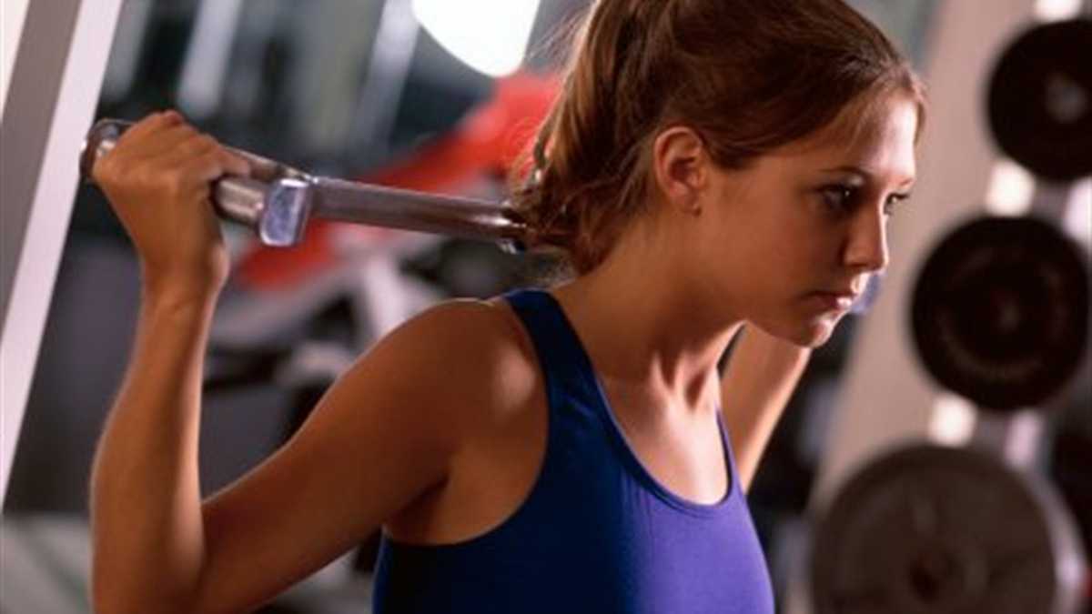 Los ejercicios con pesas te pueden ayudar a aumentar el tamaño de tus senos de forma natural.