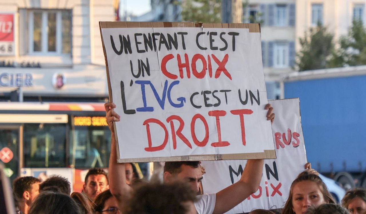 Un ciudadano francés porta un letrero manifestando su postura positiva al aborto legal en Francia