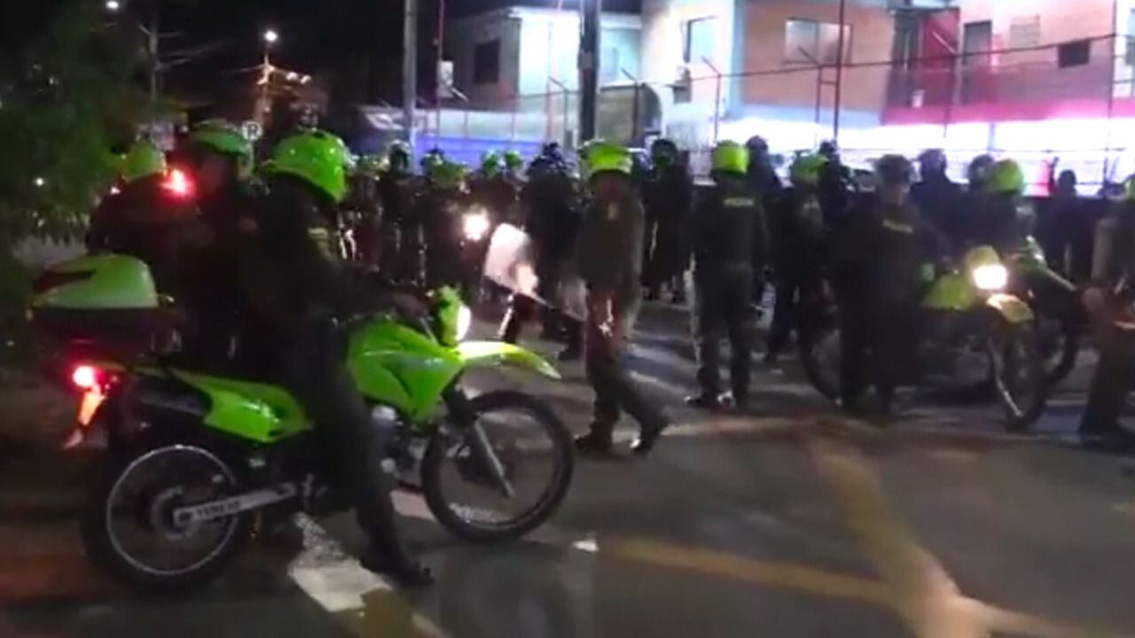 Foto De Valentina Desangrada En El Suelo Video | Desgarrador momento en el que un grupo de policías intentó salvarle  la vida a un compañero baleado en Cali