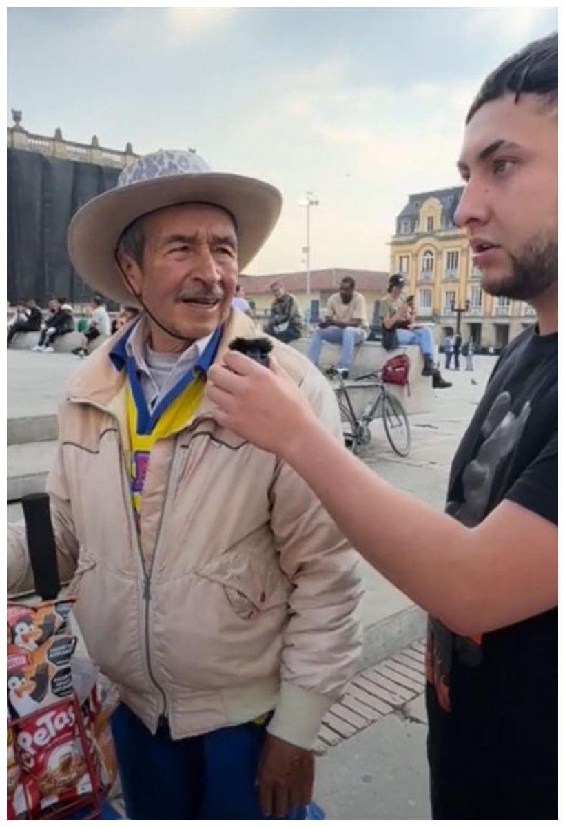 José, a sus 70 años, vende Bonice y popetas en la plaza de Bolivar