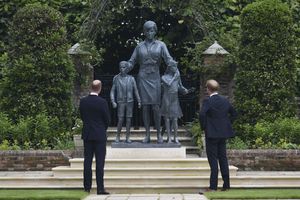 El príncipe Guillermo y el príncipe Harry de Gran Bretaña miran la estatua que encargaron de su madre, la princesa Diana, en lo que habría sido su 60 cumpleaños, en el Sunken Garden en el Palacio de Kensington, Londres, el jueves 1 de julio de 2021 Foto: Dominic Lipinski / Pool Photo via AP