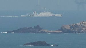 Un barco de la Guardia Costera de China navega hacia la zona donde Pekín dijo que realizaría ejercicios con fuego real al noreste de la isla de Pingtan, el punto más cercano a Taiwán, en la provincia de Fujian, el 10 de abril de 2023.
