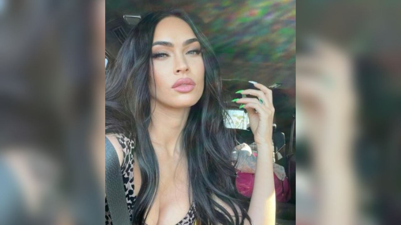 Megan Fox, posa en selfie dentro de un auto