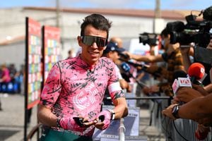 Rigoberto Urán atendiendo a los medios de comunicación durante la tercera semana de competencias en la Vuelta a España