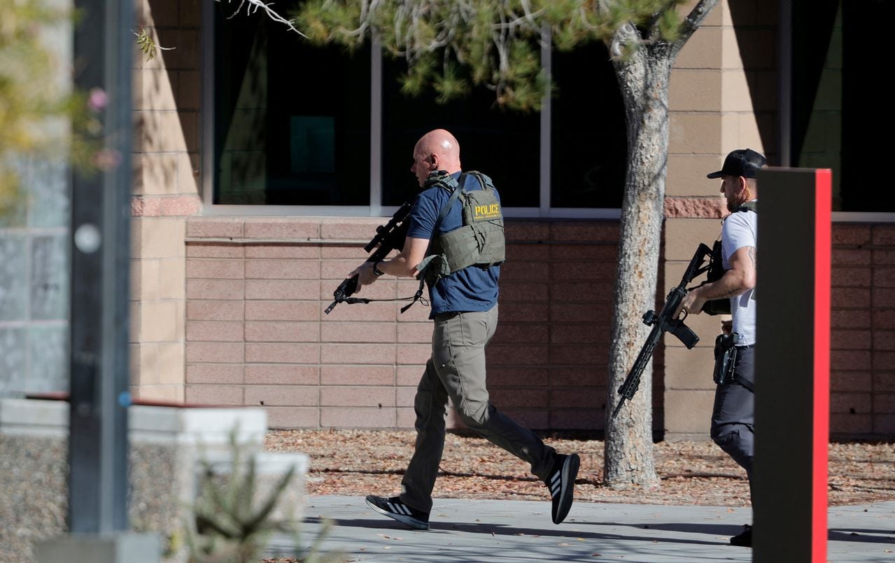Los agentes del orden se dirigen al campus de la UNLV después de informes de un tirador activo en Las Vegas, Nevada, EE.UU.
