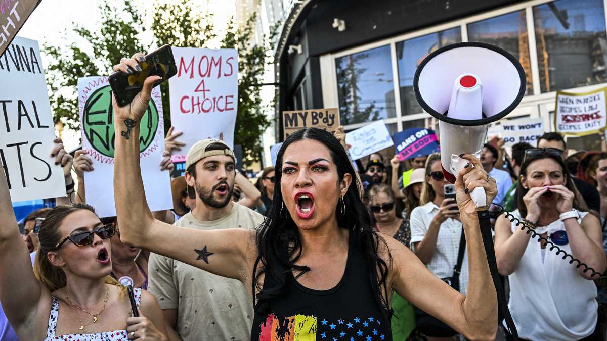 Activistas por el derecho al aborto se reúnen después de que la Corte Suprema de Estados Unidos anulara el derecho al aborto, en Miami, Florida, el 24 de junio de 2022. (Foto de CHANDAN KHANNA / AFP)