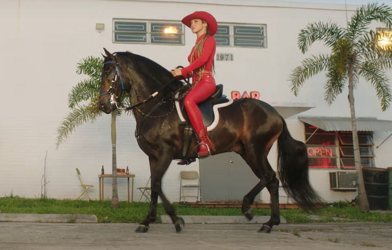 Shakira aparece montada en un caballo en la canción 'El Jefe'.