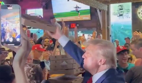 El expresidente Donald Trump se detuvo a repartir pizzas en Iowa