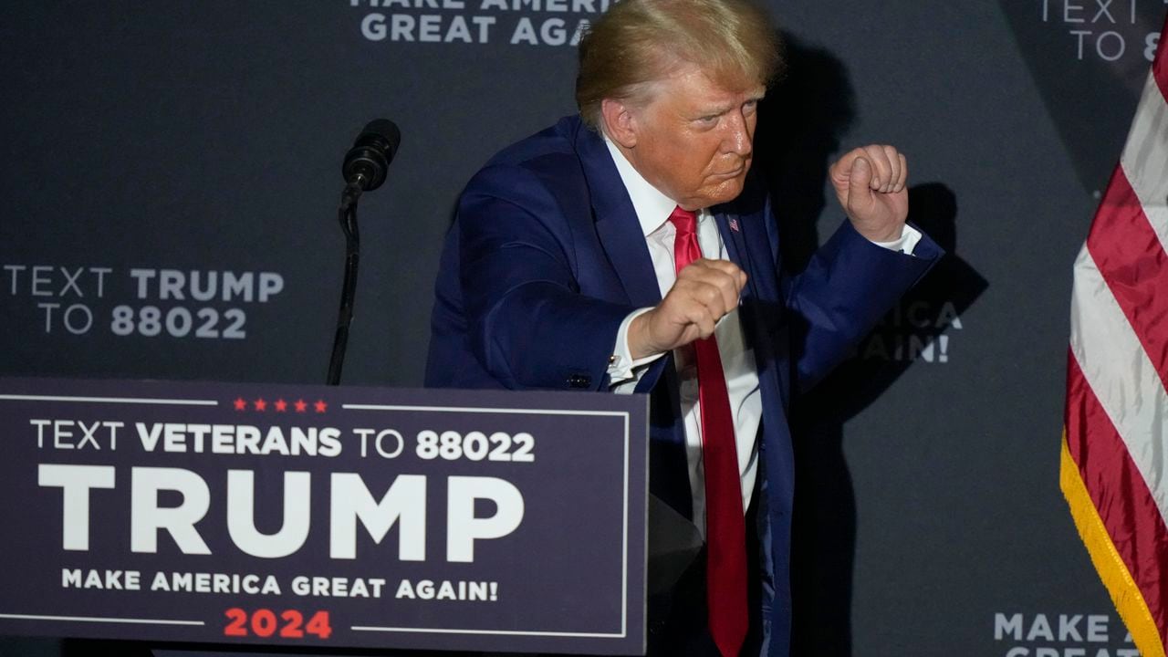 El candidato republicano a presidente, el expresidente Donald Trump, baila al final de sus comentarios en un mitin de campaña, el martes 8 de agosto de 2023, en Windham High School en Windham, Nueva Hampshire