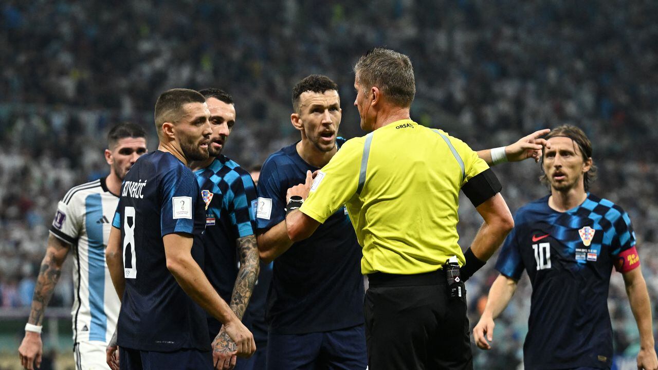 Soccer Football - FIFA World Cup Qatar 2022 - Semi Final - Argentina v Croatia - Lusail Stadium, Lusail, Qatar - December 13, 2022 Referee Daniele Orsato speaks with Croatia's Mateo Kovacic, Marcelo Brozovic, Ivan Perisic and Luka Modric after awarding a penalty to Argentina REUTERS/Dylan Martinez