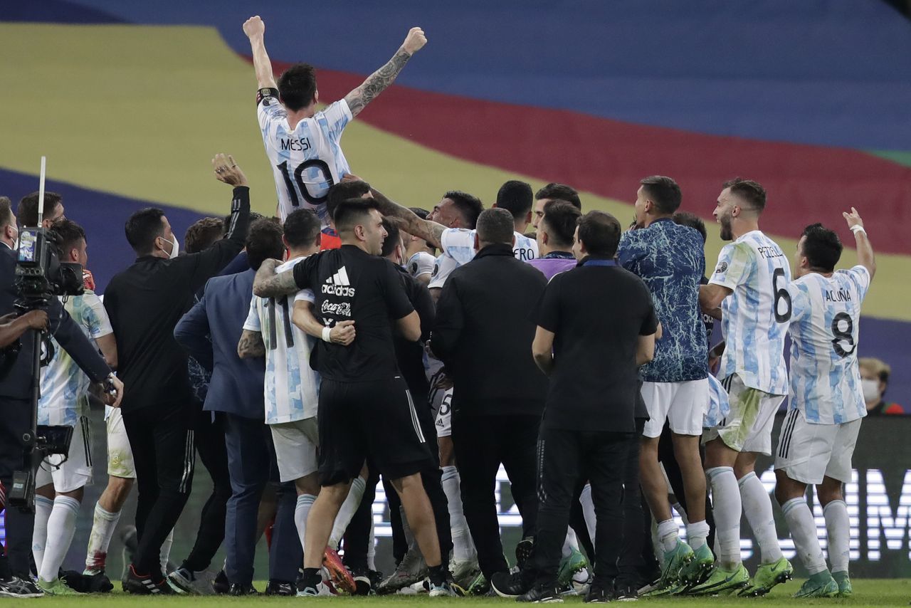 Messi celebra con la selección de Argentina su triunfo en la Copa América, AP (AP Photo/Andre Penner)