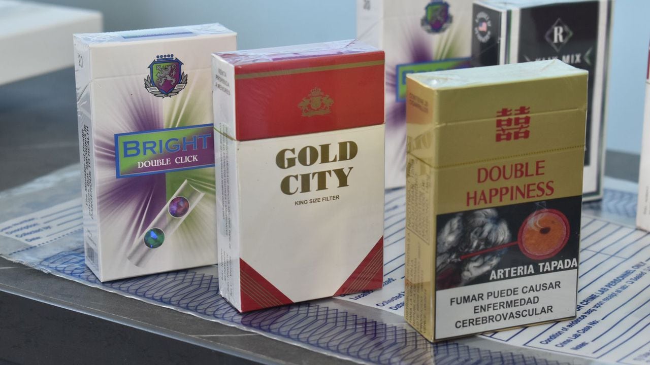 Cajas de cigarrillos de contrabando confiscadas durante una operación policial. El contrabando de tabaco es un problema creciente que afecta la economía y la seguridad en varios países.
