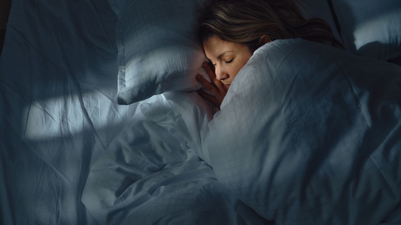 Según estudio, se deben dormir aproximadamente 7 horas.