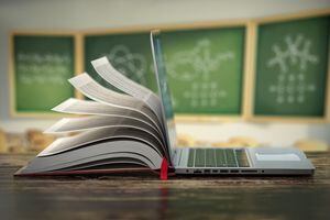 Educación en línea de aprendizaje electrónico o concepto de enciclopedia de Internet. Abra la computadora portátil y la compilación de libros en un salón de clases.
