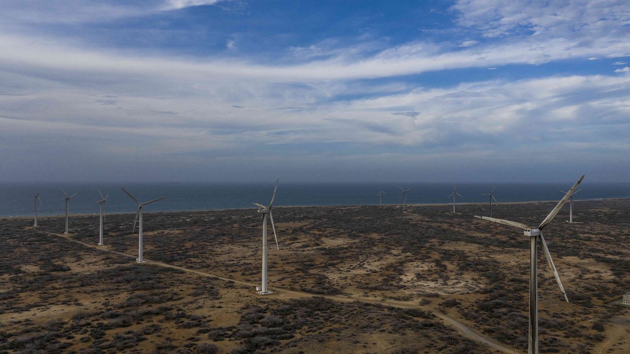 Los vientos en algunas zonas de La Guajira corren en promedio a 10 metros por segundo y, gracias a esa velocidad, pueden llegar a producir 18 GW de electricidad. En la foto, el parque eólico Jepirachi.