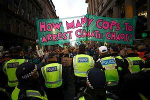 Activistas de Extinction Rebelion se paran frente a oficiales de policía mientras protestan durante la Conferencia de la ONU sobre Cambio Climático (COP26) en Glasgow, Escocia, Gran Bretaña, 3 de noviembre de 2021. Foto  REUTERS / Hannah McKay