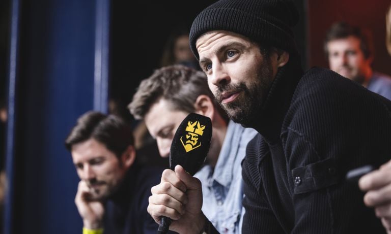 BARCELONA, SPAIN - JANUARY 15: Gerard Piqué, president of the Kings League, comments on the match live during the third day of the Kings League at Cupra Arena on January 15, 2023 in Barcelona, ​​Spain.  (Photo by Getty Images/Cesc Maymo)