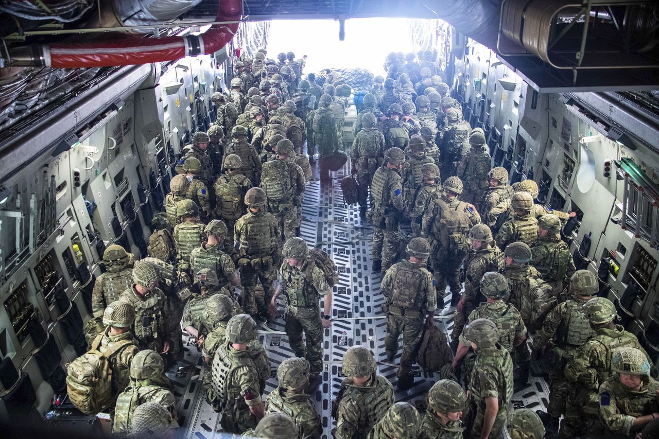 Miembros de la 16 Brigada de Asalto Aéreo del Reino Unido llegan a Kabul como parte de una fuerza británica de 600 efectivos enviada para ayudar con la operación para rescatar a ciudadanos británicos en Afganistán, ante la llegada de los talibanes a la capital