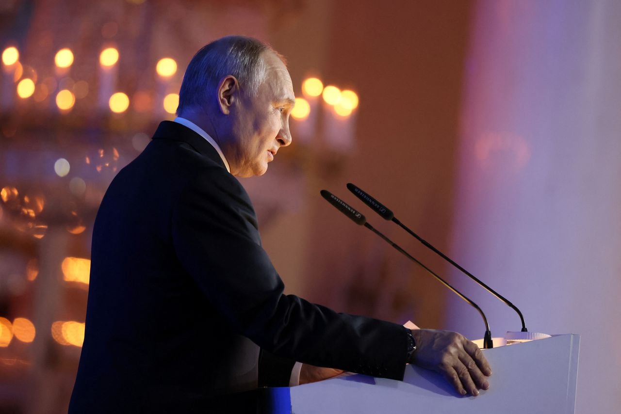 El presidente ruso Vladimir Putin pronuncia un discurso durante la inauguración de la conferencia parlamentaria internacional Rusia-América Latina en el Salón del Pilar de la Cámara de los Sindicatos en Moscú, Rusia, el 29 de septiembre de 2023.