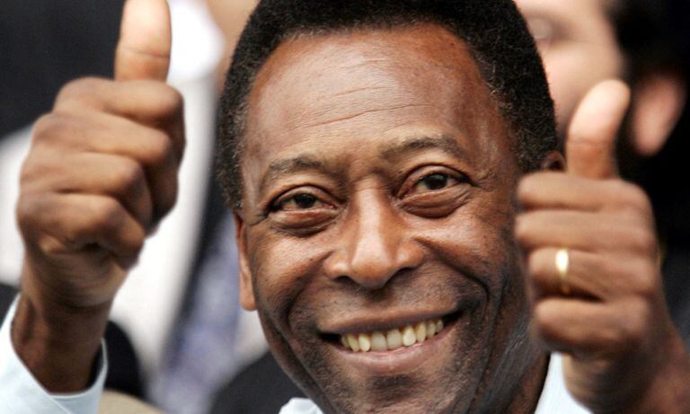 FILE PHOTO: Brazilian soccer legend Pele gives the thumbs-up at the stadium of Skoda Xanthi FC in Xanthi, Greece May 12, 2005. REUTERS/Yannis Behrakis/File Photo