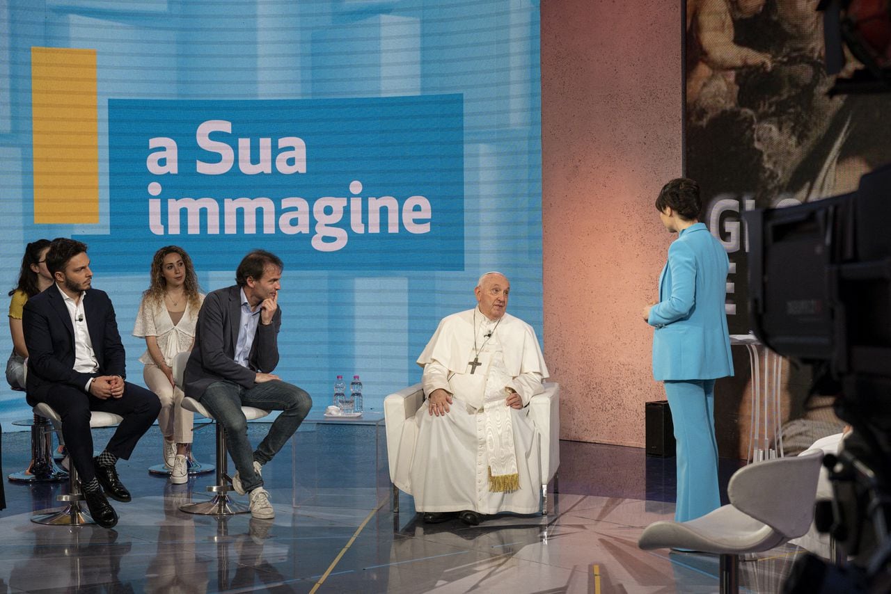 El Papa Francisco aparece en la filmación del programa de televisión "In His Image" en los estudios Rai en Roma, Italia, el 27 de mayo de 2023.
