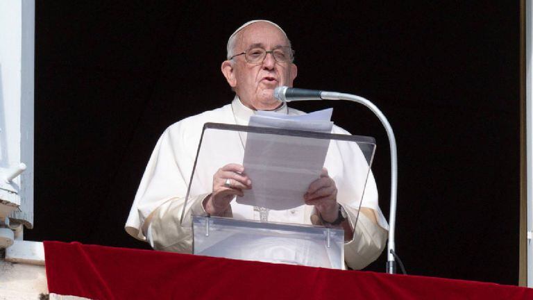 Papa Francisco encabeza rezo del Ángelus en el Vaticano.