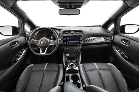 El Nissan Leaf incorpora un paquete de seguridad que introduce ABS, EBD, airbags, controles de tracción, alerta de punto ciego, mantenimiento de carril, alerta de tráfico cruzado trasero y frenado autónomo, entre otras cualidades.