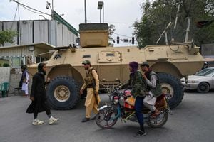 Los combatientes talibanes patrullan a lo largo de una calle en Kabul. Foto: AFP.