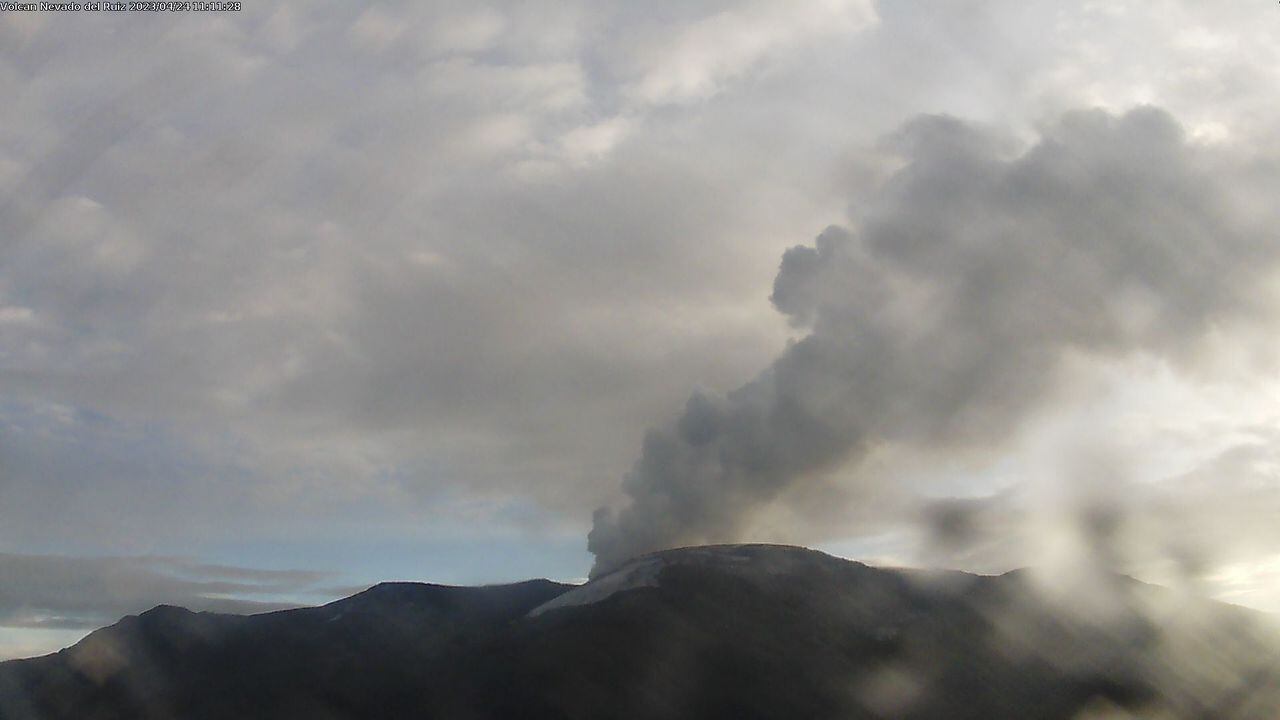 Panorámica del volcán Nevado del Ruiz este lunes 24 de abril.