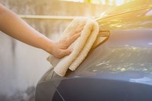 Lavar un carro sin agua es posible y dejarlo en muy buena condición.
