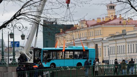 En San Petersburgo, Rusia, un autobús de pasajeros se hundió en el río Moyka después de estrellarse contra la valla de un puente.