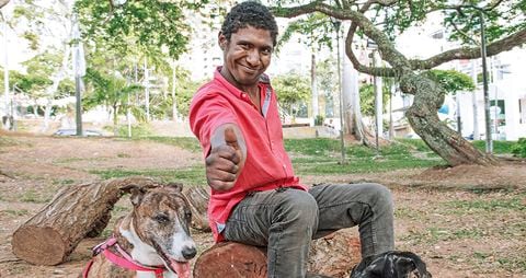  José Luis Matos (Barranquilla, 1996) lleva 13 años viviendo en la calle. La Nena, que lo rescató de una depresión, y Shaggy, que cumplió cuatro años a su lado, son su familia.