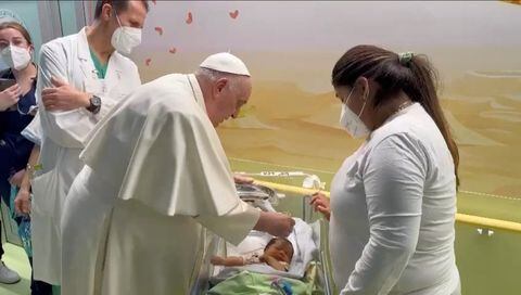 El Papa Francisco bautiza a un bebé llamado Miguel Ángel mientras visita la sala de cáncer infantil en el hospital Gemelli, donde está hospitalizado por una infección respiratoria