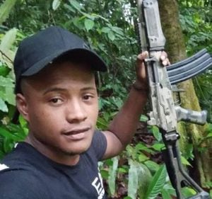 El ecuatoriano alias Cuadrado posaba junto a armas de largo alcance.