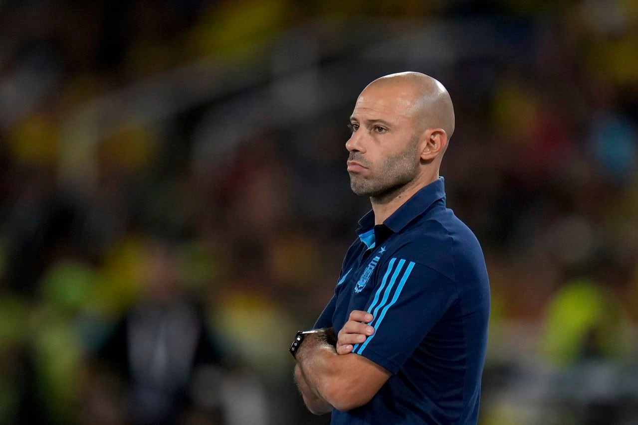 Argentina's coach Javier Mascherano stands on the sidelines during a South America U-20 Championship soccer match against Colombia in Cali, Colombia, Friday, Jan. 27, 2023. (AP Photo/Fernando Vergara)
