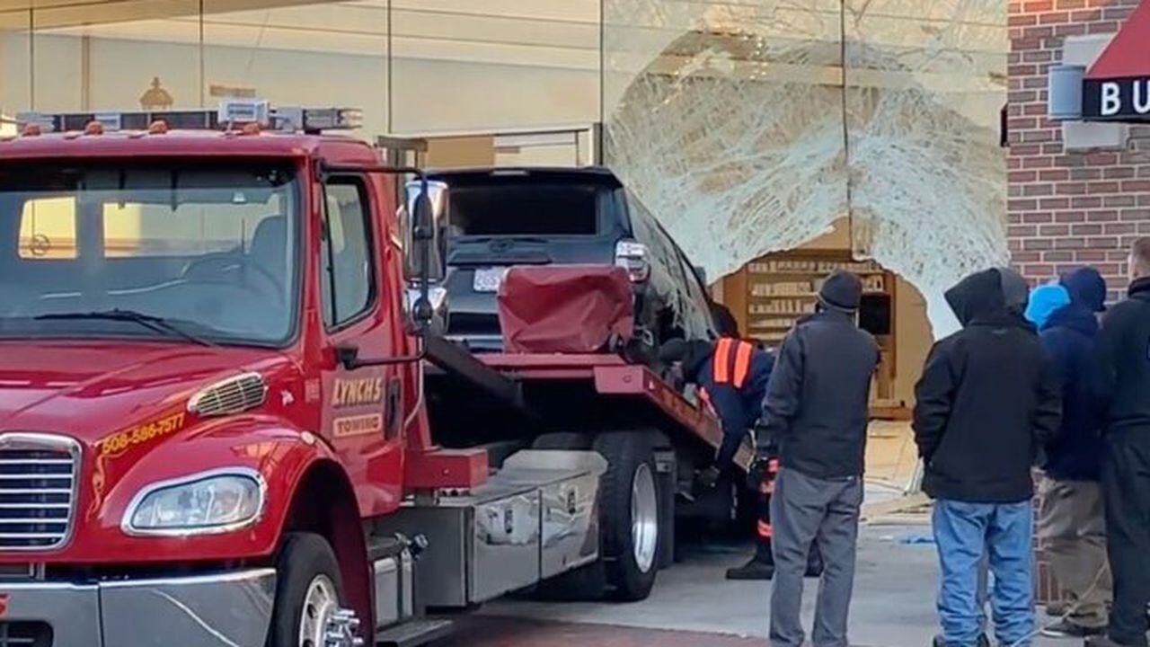 Las autoridades del estado de Massachusetts investigan el incidente que se registró cuando un vehículo irrumpió contra el escaparate de una tienda de la empresa electrónica Apple en la localidad de Hingham.