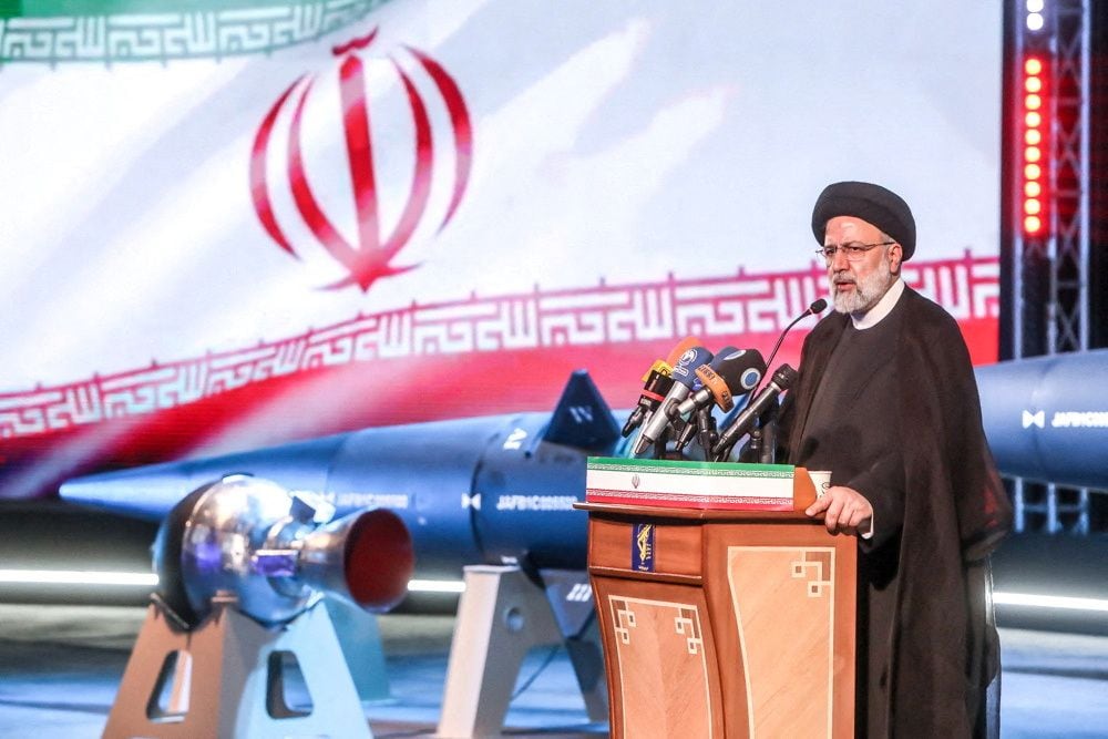 El presidente iraní, Ebrahim Raisi, habla durante la ceremonia de presentación del nuevo misil balístico llamado "Fattah" con un alcance de 1400 km, en Teherán, Irán, el 6 de junio de 2023.